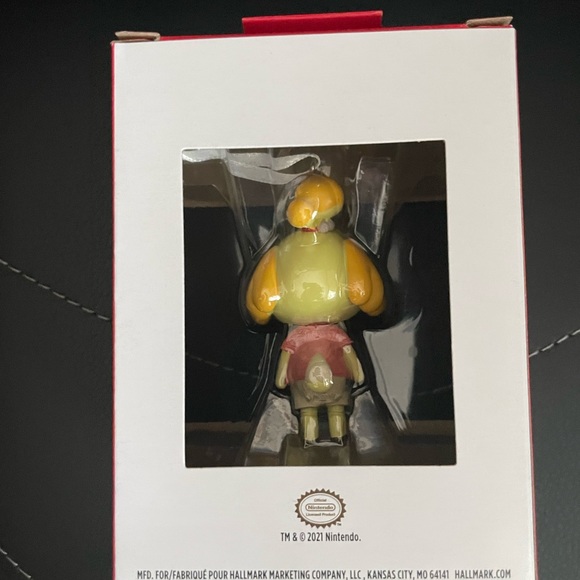 Hallmark 2021 Animal Crossing Isabelle ornament - Picture 7 of 7